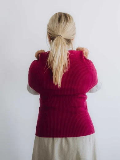 Dámske oblečenie dvojset RAGNILD cyklámenový – nákrčník a driekovník TATTJA, zadný pohľad