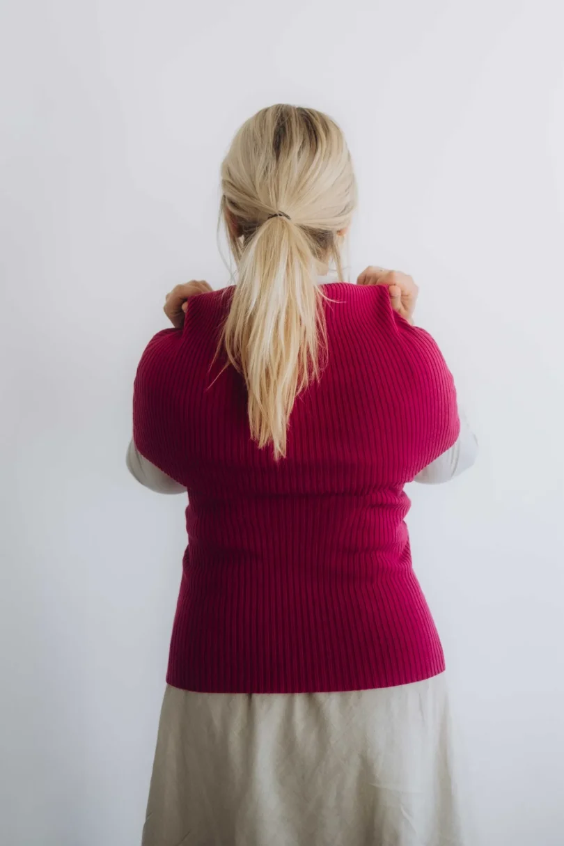 Dámske oblečenie dvojset RAGNILD cyklámenový – nákrčník a driekovník TATTJA, zadný pohľad