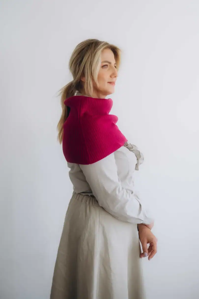 Dámske oblečenie nákrčník TANJA cyklámenový – bočný pohľad na luxusný pletený doplnok.