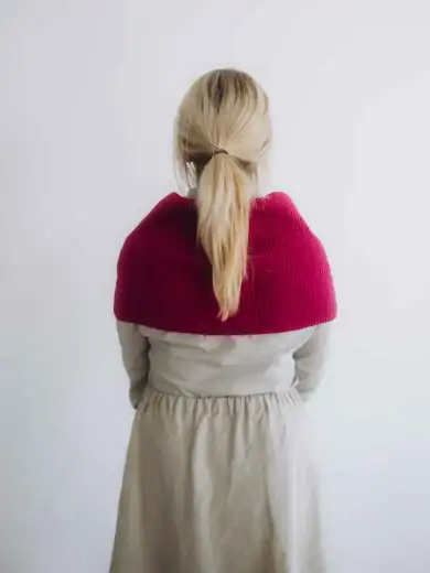 Dámske oblečenie nákrčník TANJA cyklámenový – zadný pohľad na štýlový doplnok TATTJA.