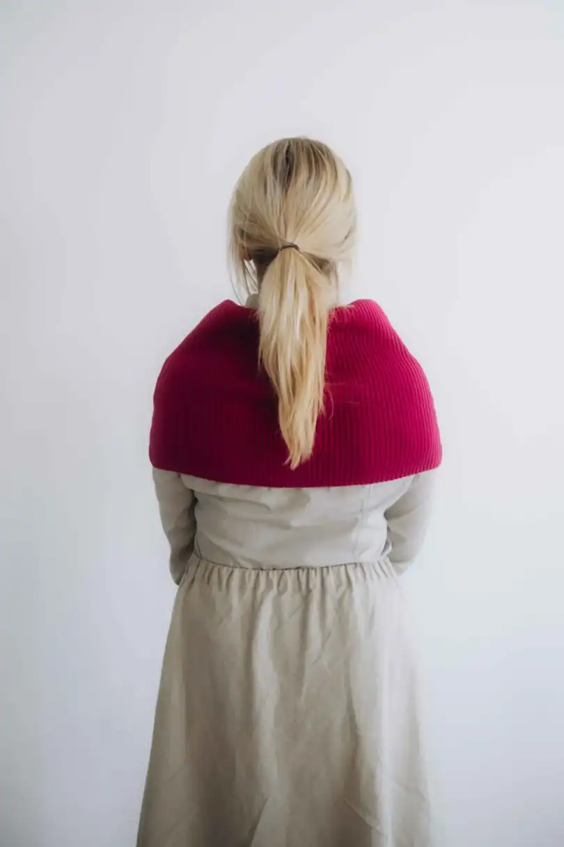 Dámske oblečenie nákrčník TANJA cyklámenový – zadný pohľad na štýlový doplnok TATTJA.