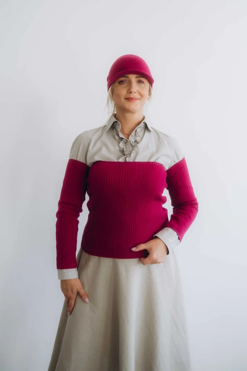 Dámske oblečenie trojset GUNVAR cyklámenový – luxusný pletený set TATTJA s driekovníkom, rukávnikmi a čiapkou.