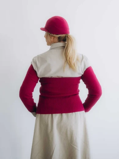 Dámske oblečenie trojset GUNVAR cyklámenový – zadný pohľad na elegantný pletený set TATTJA.