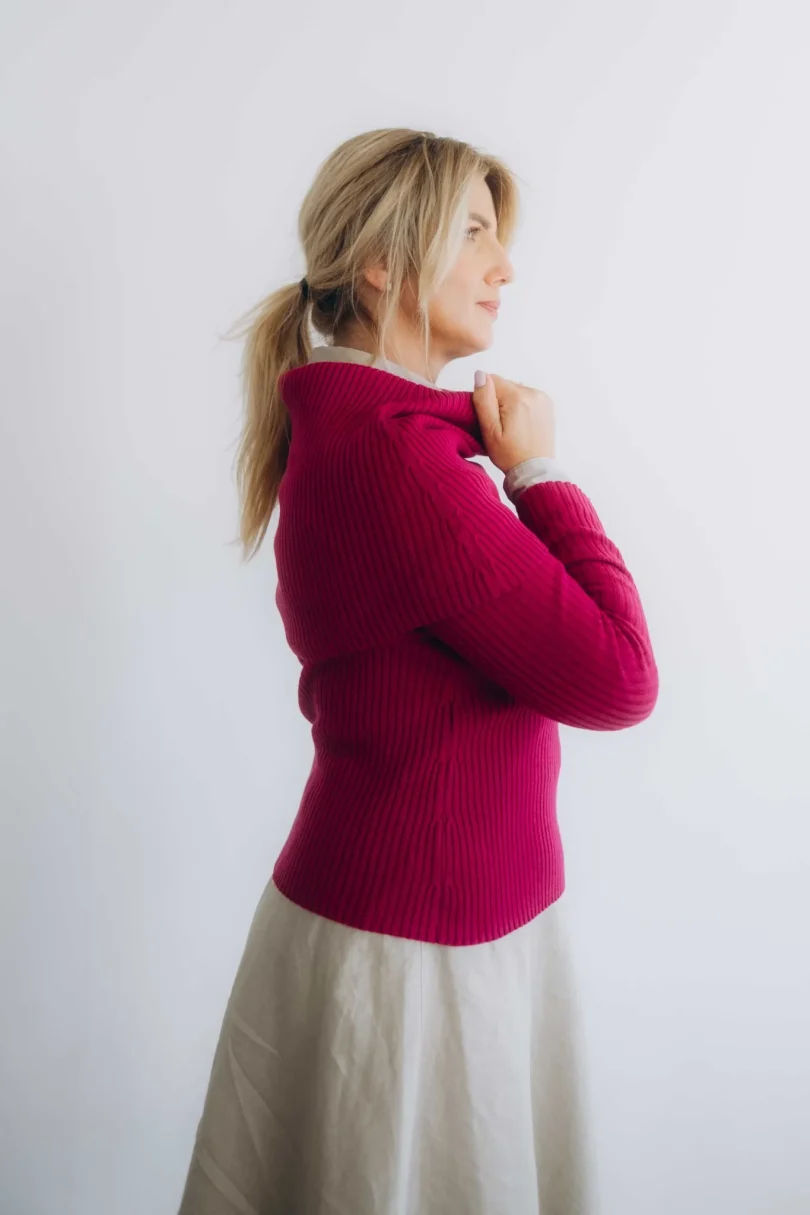 Dámske oblečenie trojset DAKIN cyklámenový – bočný pohľad na elegantný pletený set TATTJA.