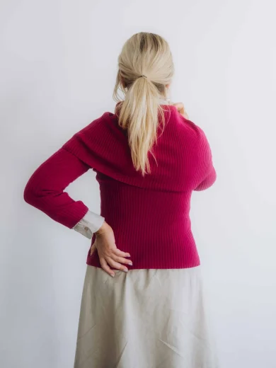 Dámske oblečenie trojset DAKIN cyklámenový – zadný pohľad na moderný pletený set TATTJA.