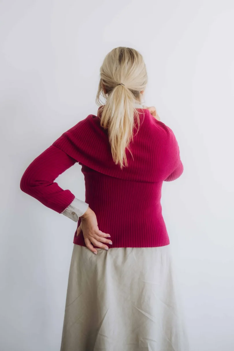 Dámske oblečenie trojset DAKIN cyklámenový – zadný pohľad na moderný pletený set TATTJA.