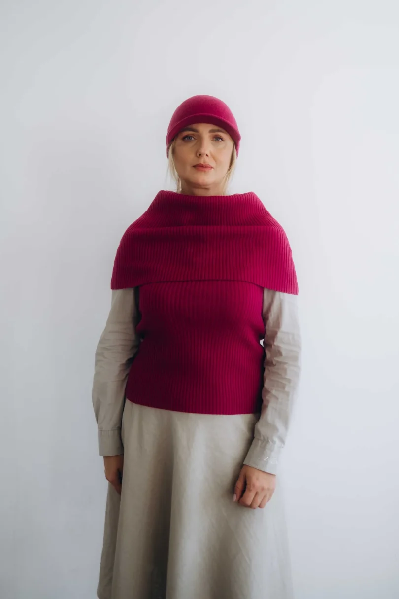 Dámsky pletený trojset SOLVEJ cyklámenový – elegantný komplet TATTJA s nákrčníkom, driekovníkom a čiapkou v žiarivej cyklámenovej farbe.