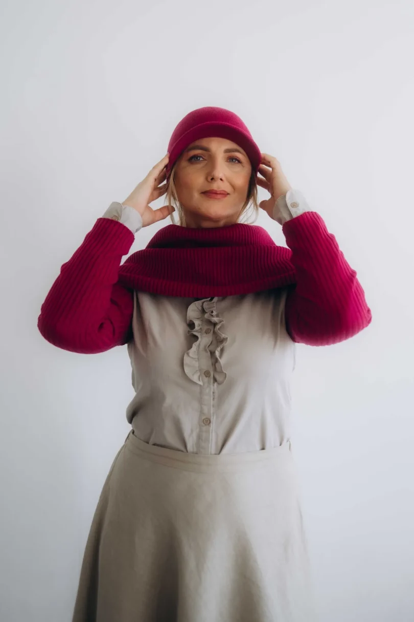 Dámske oblečenie trojset MIMIR cyklámenový – elegantný pletený set TATTJA s nákrčníkom, rukávnikmi a čiapkou pre štýl, teplo a sebavedomie.