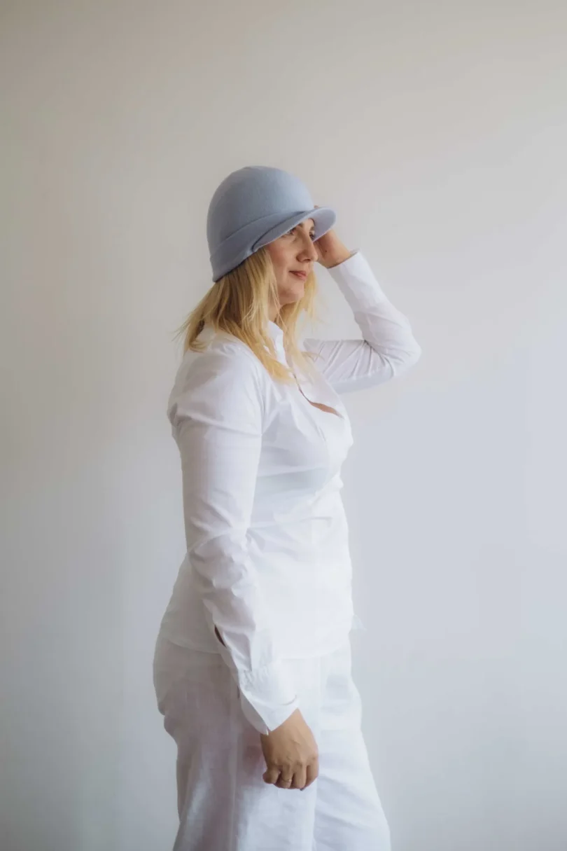 Dámske oblečenie čiapka ANJA bledomodrá – bočný pohľad.