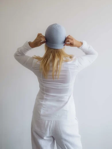 Dámske oblečenie čiapka ANJA bledomodrá – zadný pohľad.