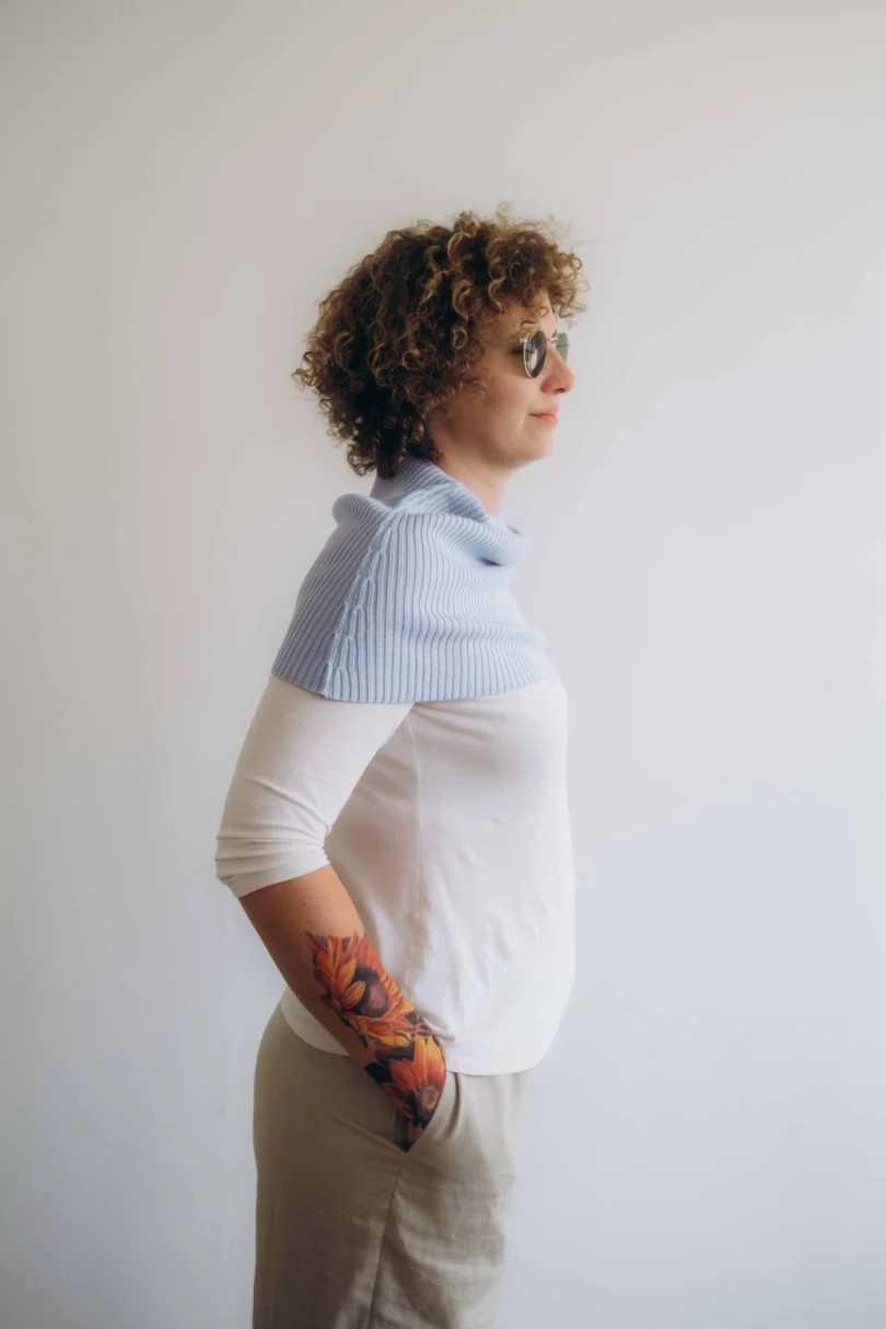 Dámske oblečenie nákrčník TANJA bledomodrý – bočný pohľad na elegantný doplnok TATTJA.