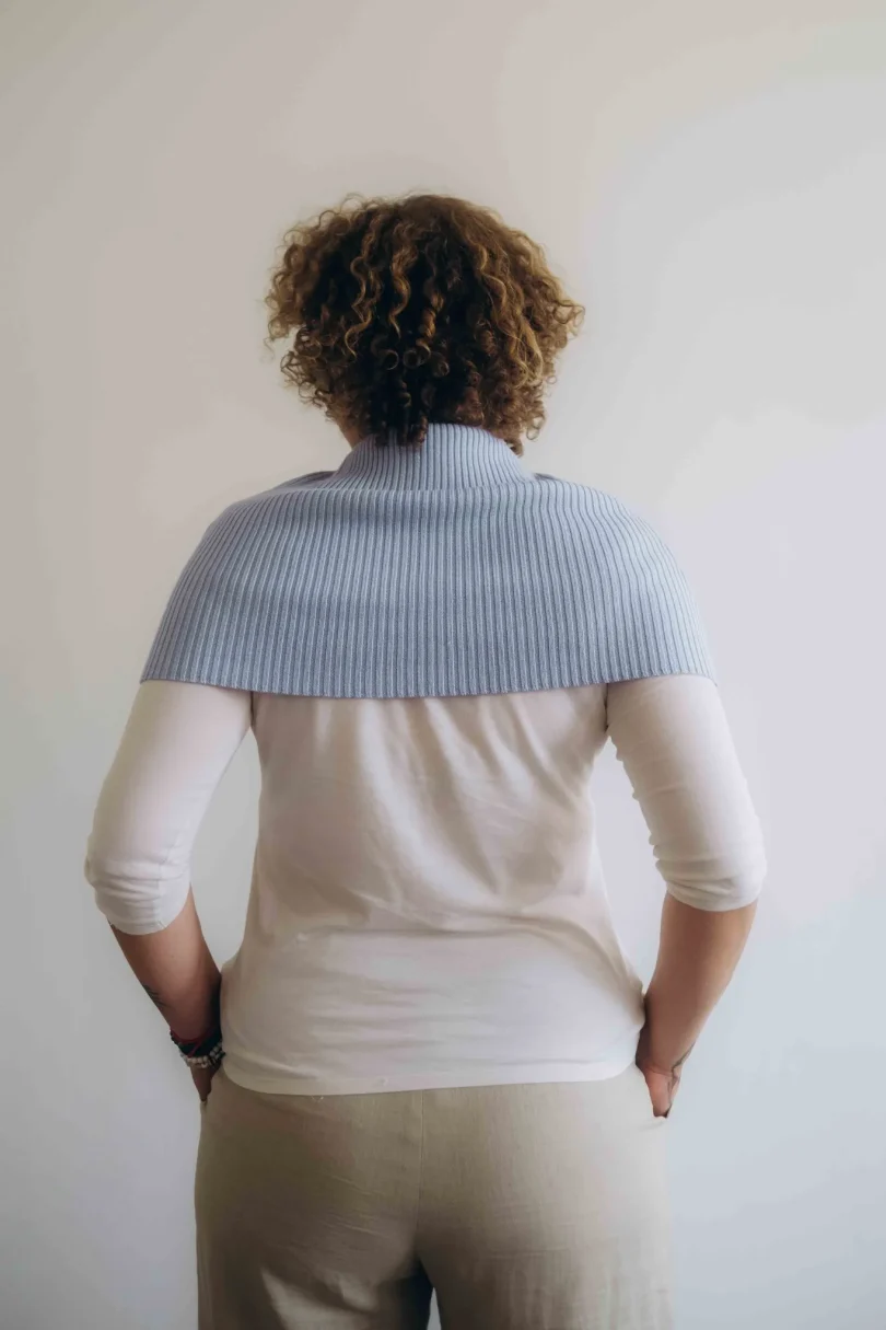 Dámske oblečenie nákrčník TANJA bledomodrý – zadný pohľad na pletený doplnok TATTJA.