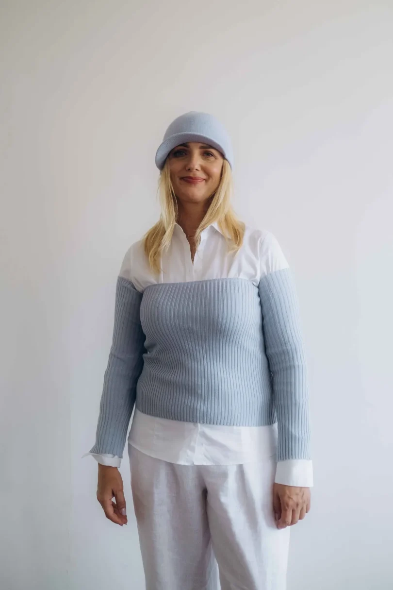 Dámske oblečenie trojset GUNVAR bledomodrý – luxusný pletený set TATTJA s driekovníkom, rukávnikmi a čiapkou.