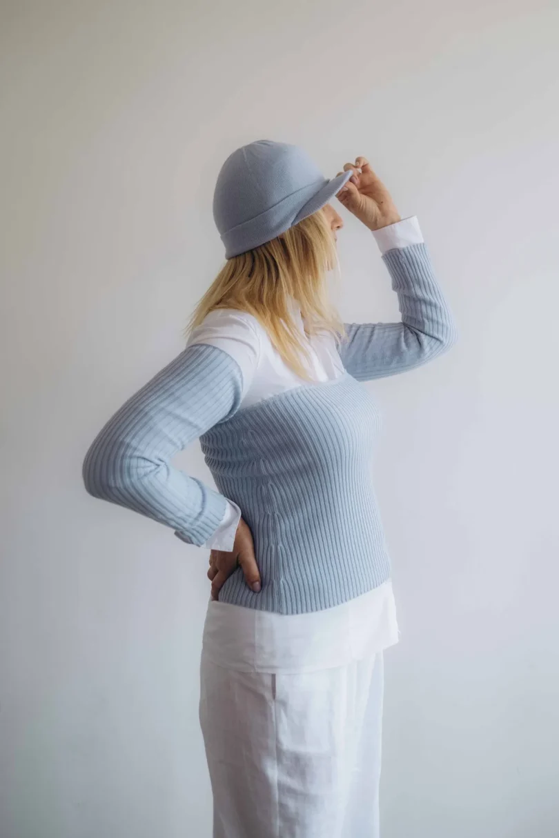 Dámske oblečenie trojset GUNVAR bledomodrý – bočný pohľad na elegantný pletený set TATTJA.