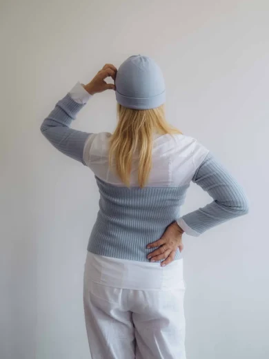 Dámske oblečenie trojset GUNVAR bledomodrý – zadný pohľad na moderný pletený set TATTJA.