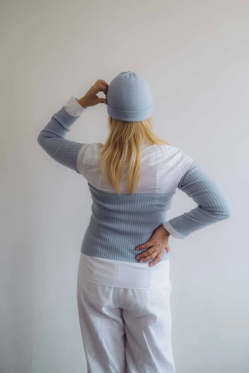 Dámske oblečenie trojset GUNVAR bledomodrý – zadný pohľad na moderný pletený set TATTJA.