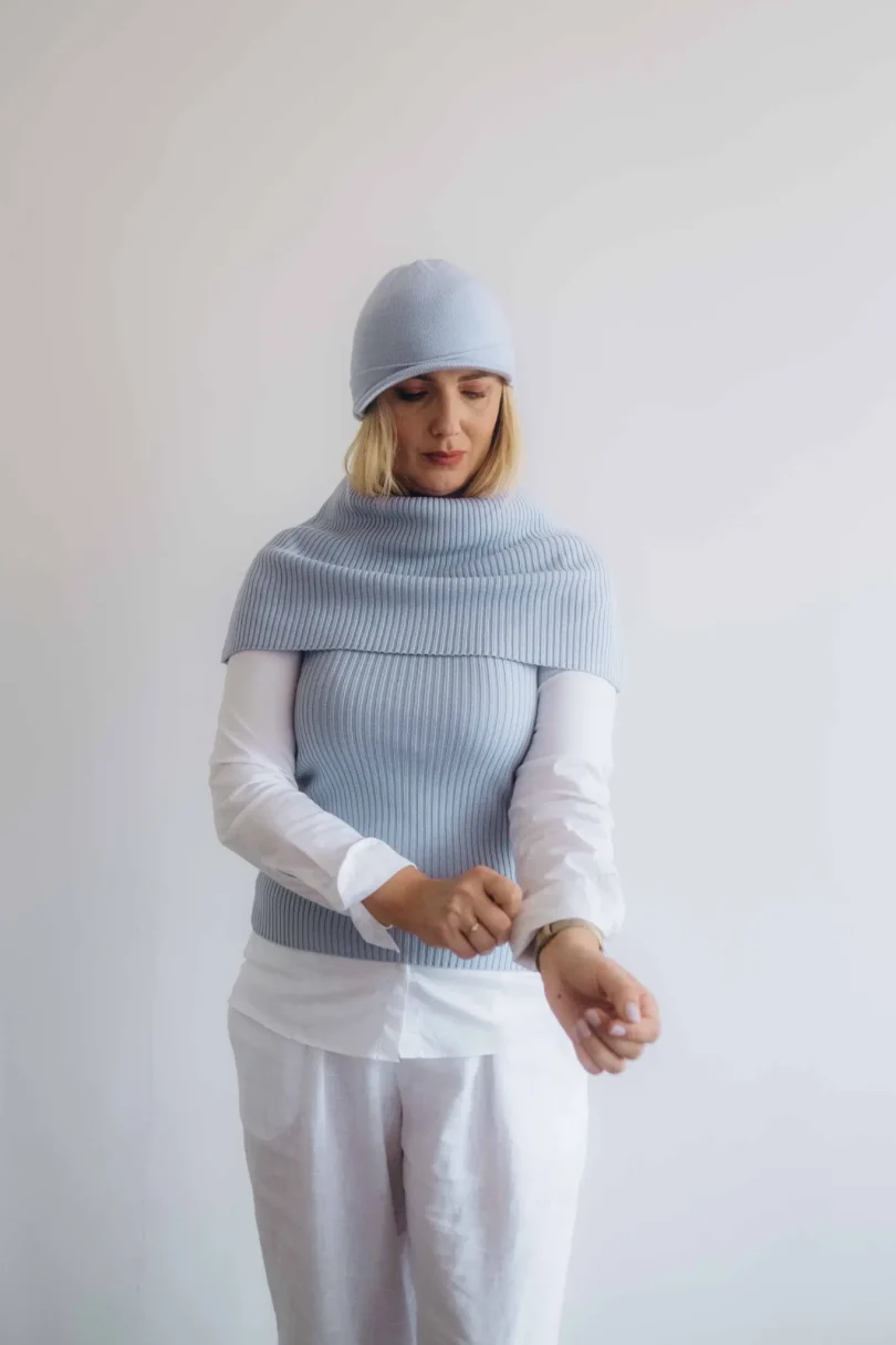 Dámsky trojset SOLVEJ bledomodrý – luxusný pletený komplet TATTJA s nákrčníkom, driekovníkom a čiapkou, spája jemnosť, štýl a pohodlie.