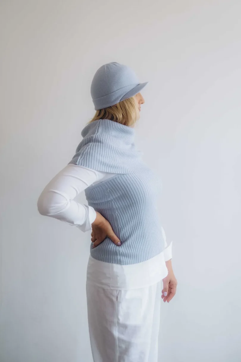 Dámsky trojset SOLVEJ bledomodrý – bočný pohľad na elegantný pletený komplet TATTJA, ktorý zdôrazňuje ladnosť a rovnováhu.