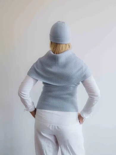 Dámsky trojset SOLVEJ bledomodrý – zadný pohľad na elegantný pletený komplet TATTJA, ktorý zdôrazňuje ladnosť a rovnováhu.