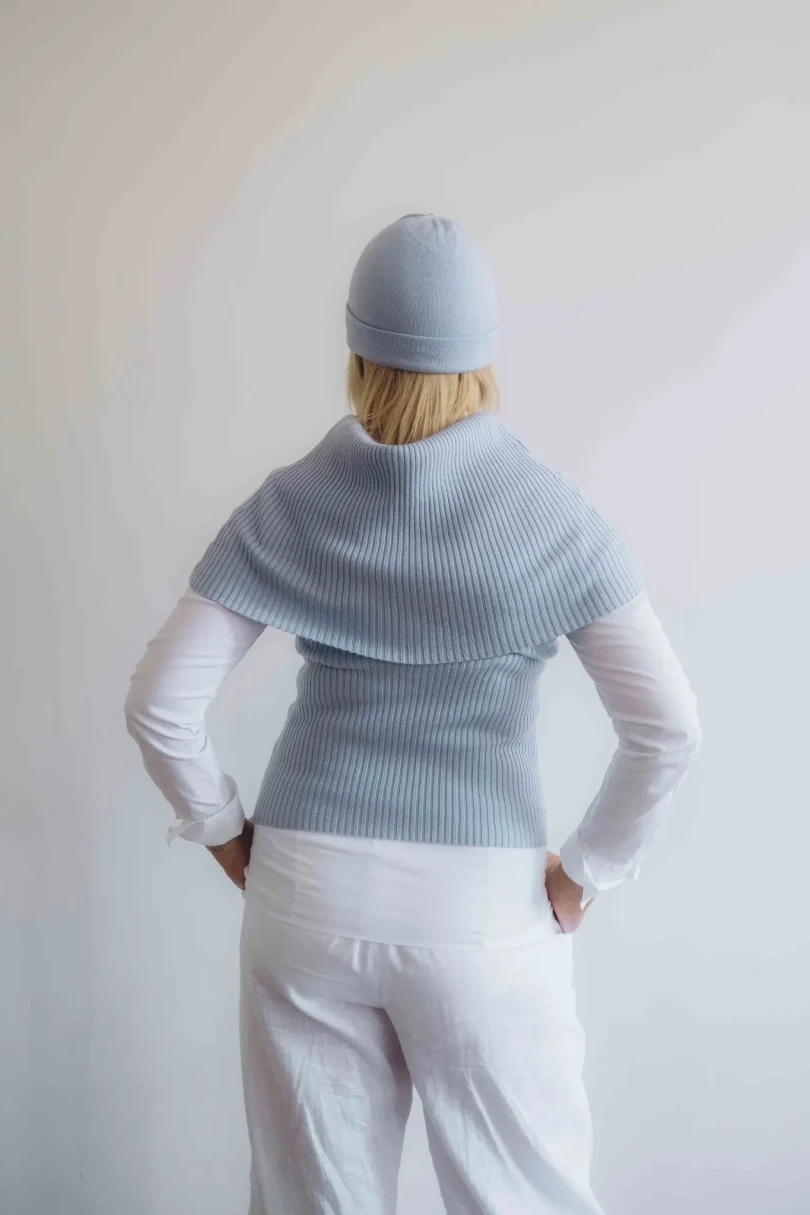 Dámsky trojset SOLVEJ bledomodrý – zadný pohľad na elegantný pletený komplet TATTJA, ktorý zdôrazňuje ladnosť a rovnováhu.