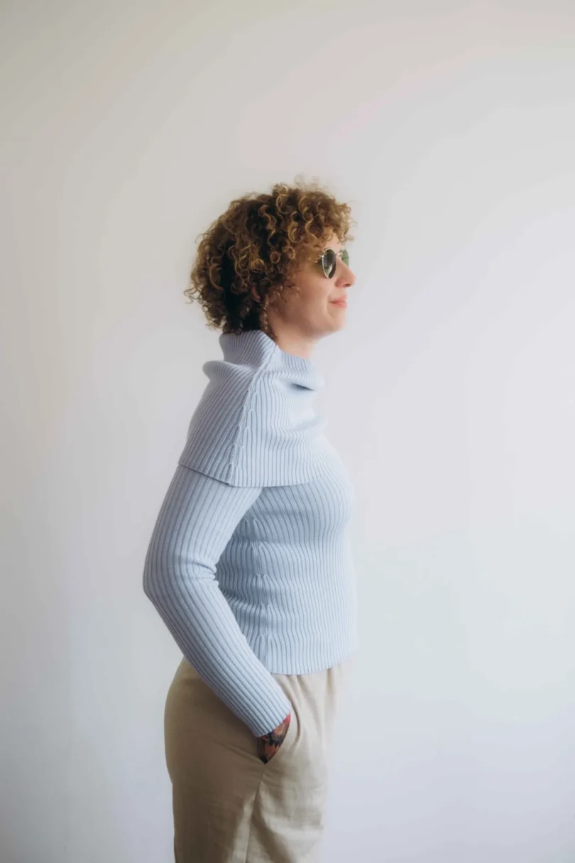 Dámske oblečenie trojset DAKIN bledomodrý – bočný pohľad na elegantný pletený set TATTJA.