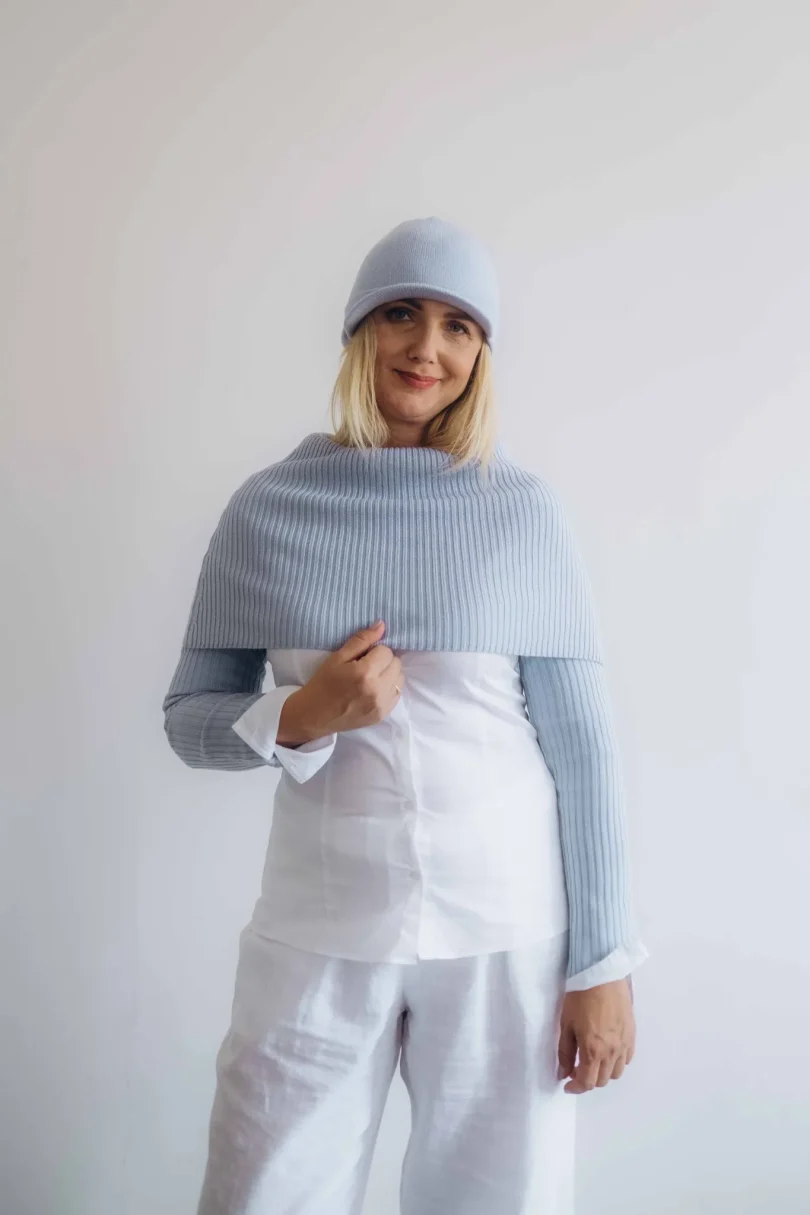 Dámske oblečenie trojset MIMIR bledomodrý – luxusný pletený set TATTJA s nákrčníkom, rukávnikmi a čiapkou v bledomodrom odtieni.