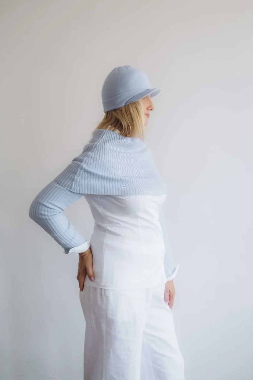 Dámske oblečenie trojset MIMIR bledomodrý – pohľad z profila na pletený komplet v odtieni sviežej elegancie.
