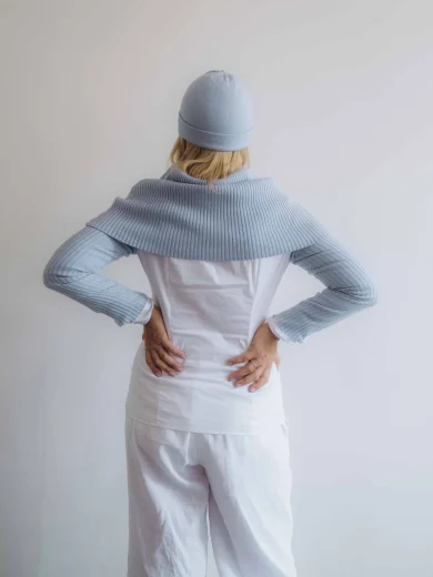 Dámske oblečenie trojset MIMIR bledomodrý – zadný pohľad na elegantný pletený set TATTJA