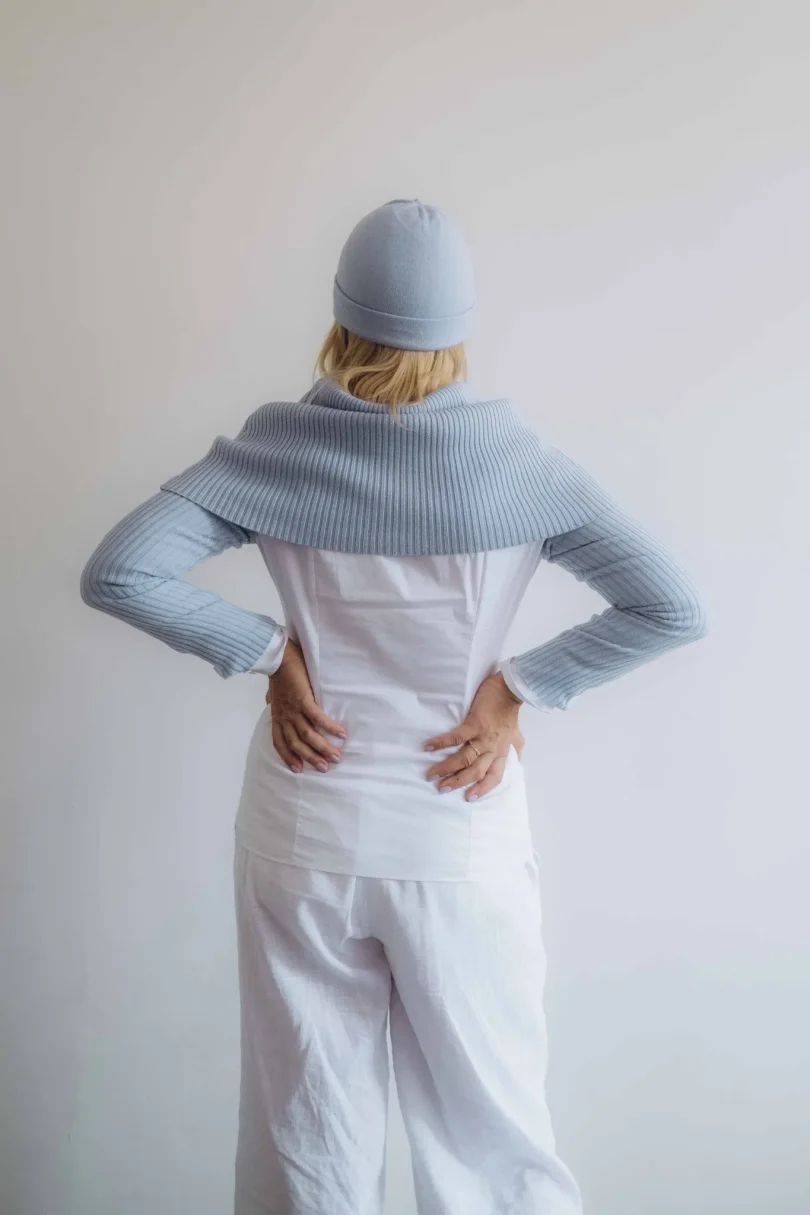 Dámske oblečenie trojset MIMIR bledomodrý – zadný pohľad na elegantný pletený set TATTJA