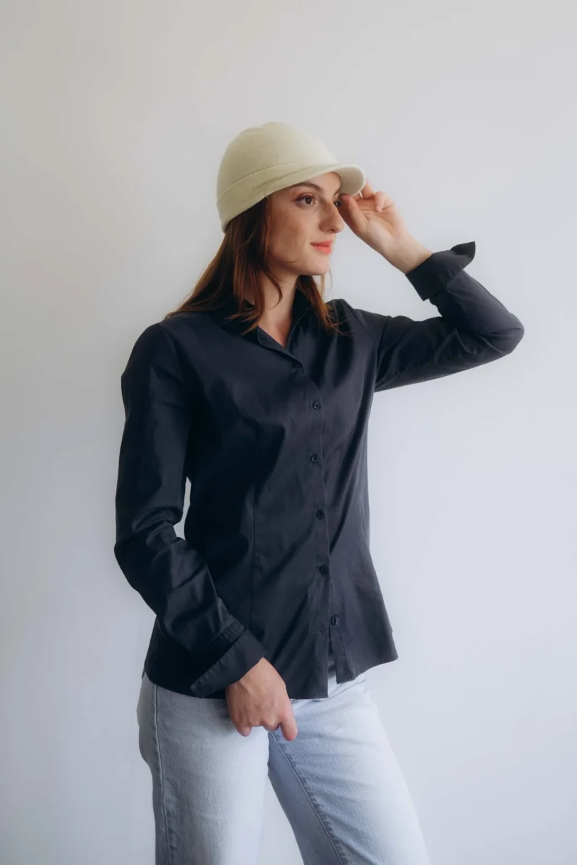 Dámske oblečenie čiapka ANJA krémovo-vanilková – bočný pohľad.