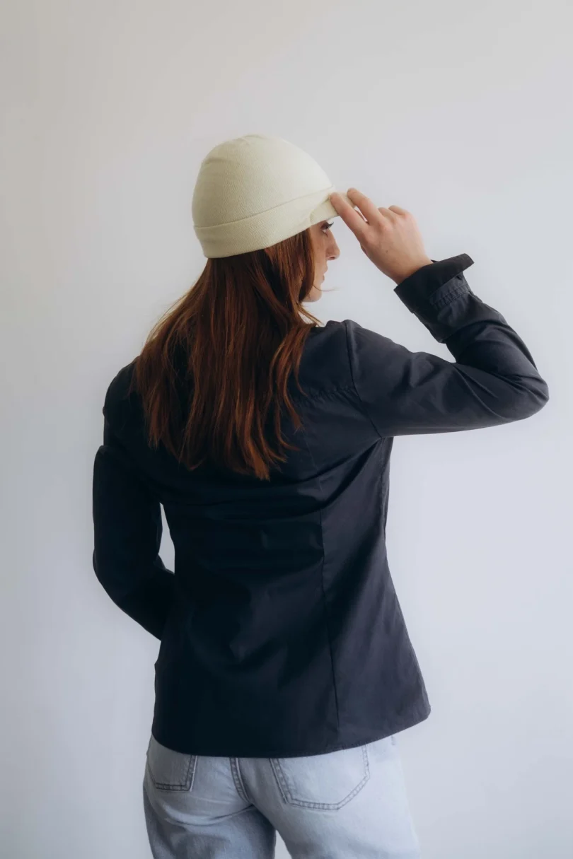 Dámske oblečenie čiapka ANJA krémovo-vanilková – zadný pohľad.