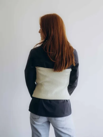 Dámske oblečenie driekovník NATASJA krémovo-vanilkový v pohybe – pletený doplnok TATTJA.