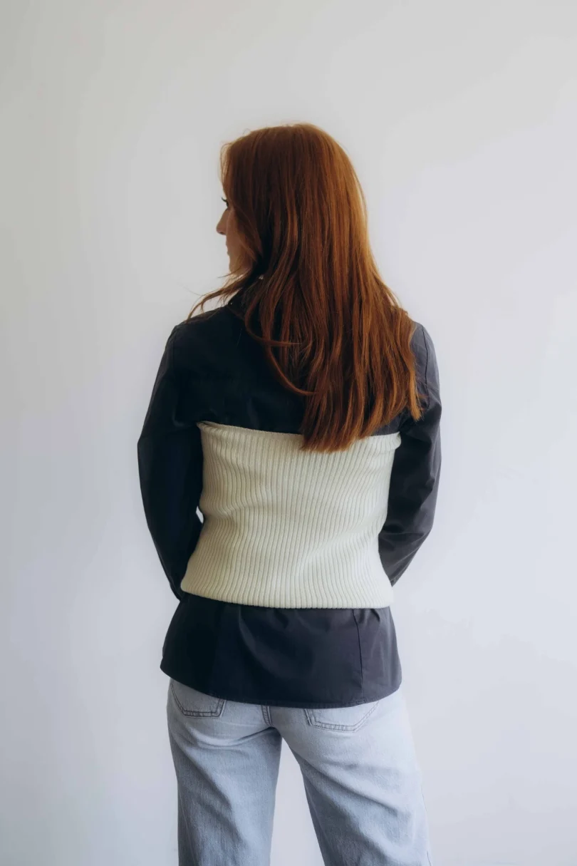 Dámske oblečenie driekovník NATASJA krémovo-vanilkový v pohybe – pletený doplnok TATTJA.