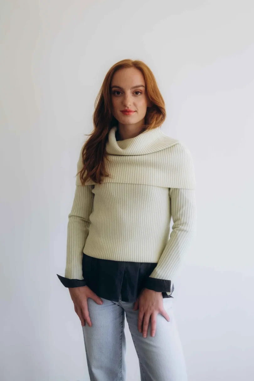 Dámske oblečenie trojset DAKIN krémovo-vanilkový – pletený set TATTJA s nákrčníkom, driekovníkom a rukávnikmi.