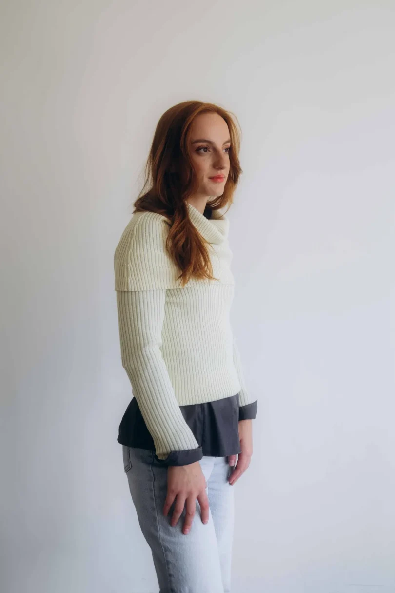 Dámske oblečenie trojset DAKIN krémovo-vanilkový – bočný pohľad na elegantný pletený set TATTJA.