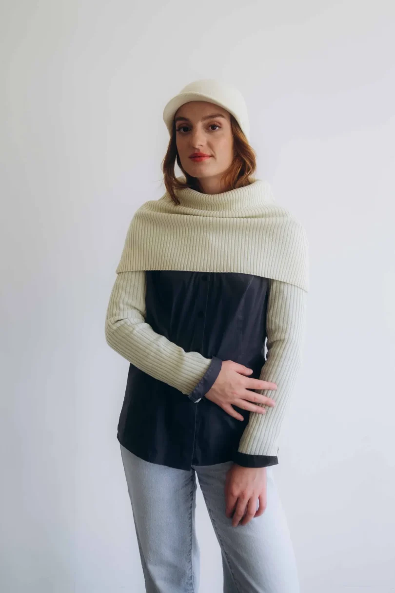 Dámske oblečenie trojset MIMIR krémovo-vanilkový – elegantný pletený set TATTJA s nákrčníkom, rukávnikmi a čiapkou pre jemný a luxusný vzhľad.