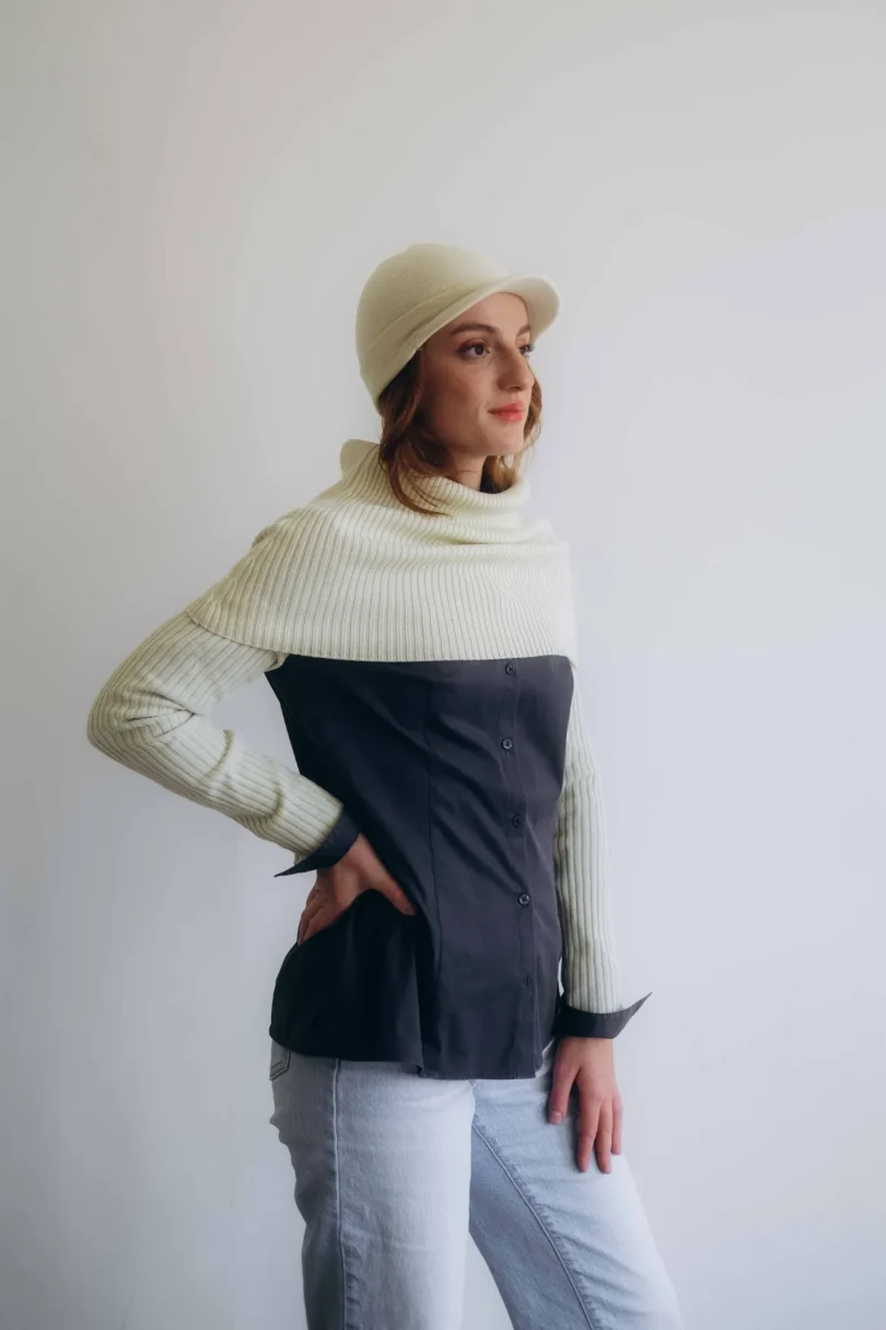 Dámske oblečenie trojset MIMIR krémovo-vanilkový z profilu – moderný pletený komplet TATTJA v jemných tónoch elegancie a prirodzenej krásy.