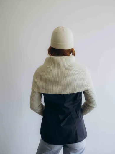 Dámske oblečenie trojset MIMIR krémovo-vanilkový – zadný pohľad na luxusný pletený komplet TATTJA s jemnými detailmi a nadčasovým tvarovaním.