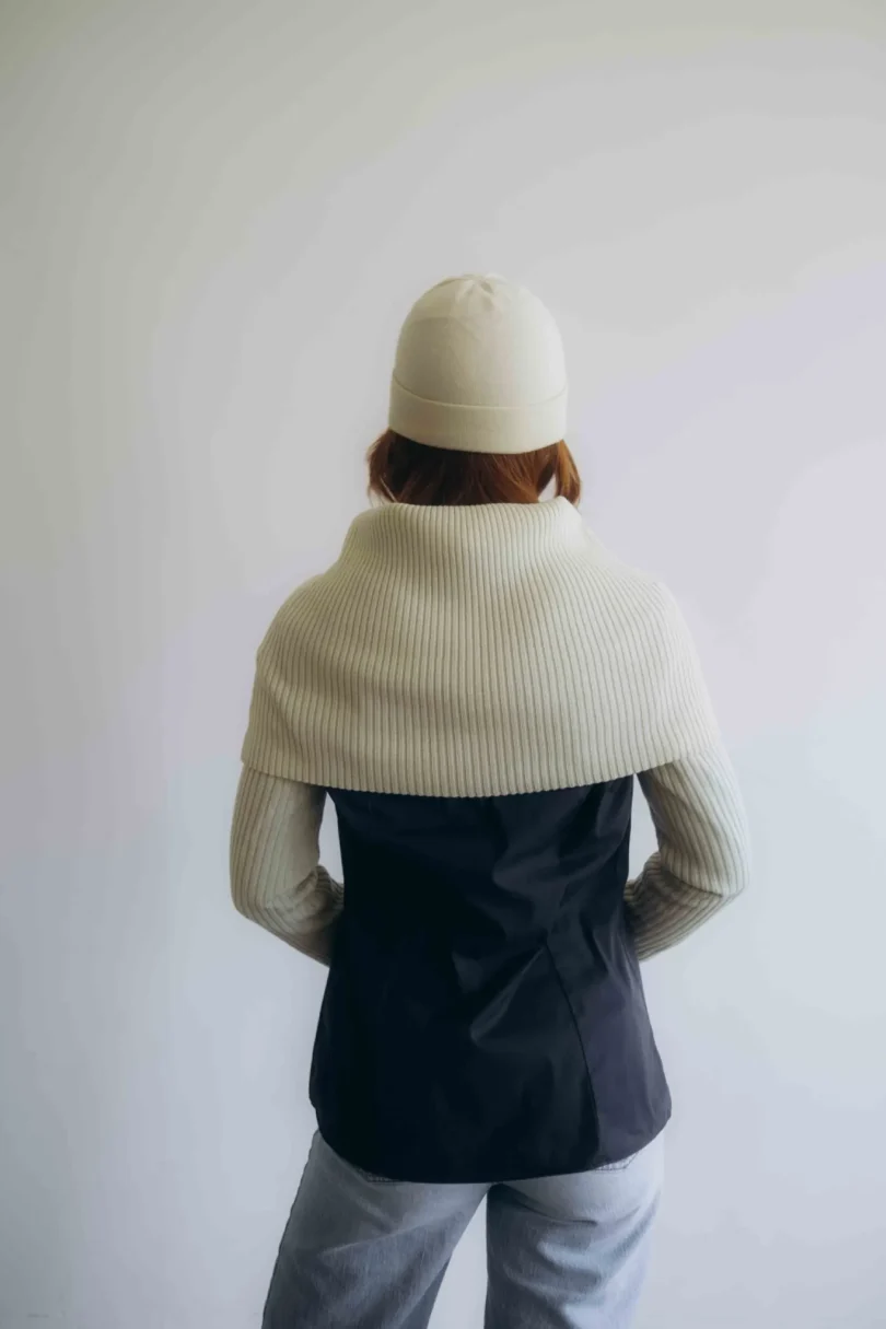 Dámske oblečenie trojset MIMIR krémovo-vanilkový – zadný pohľad na luxusný pletený komplet TATTJA s jemnými detailmi a nadčasovým tvarovaním.