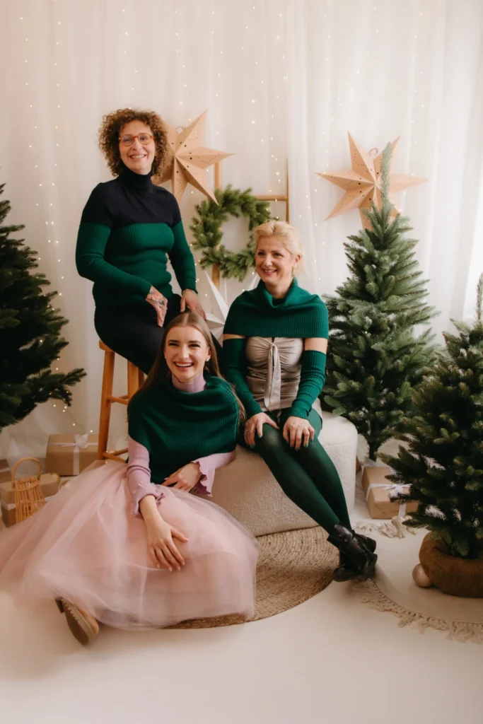 Pletené doplnky TATTJA v tmavozelenej farbe na troch modelkách, ktoré ukazujú možnosti kombinovania jedného setu v elegantnom dámskom outfite.