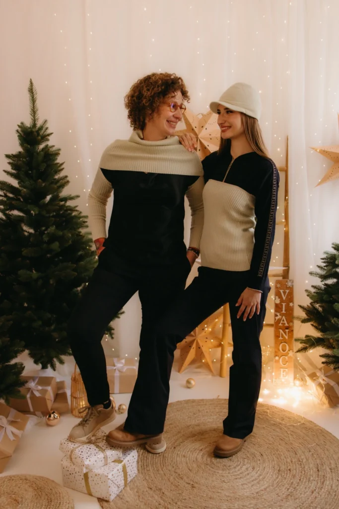 Pletené doplnky TATTJA v krémovo-vanilkovej farbe na dvoch modelkách, ktoré ukazujú možnosti kombinovania jedného setu v elegantnom dámskom outfite.