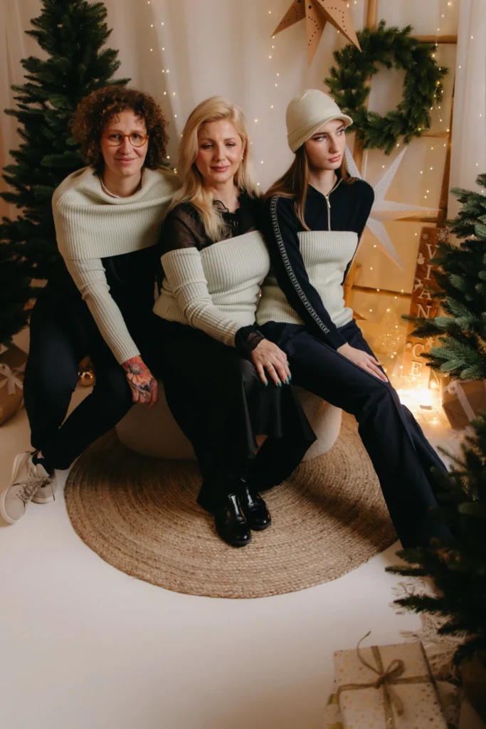 Pletené doplnky TATTJA v krémovo-vanilkovej farbe na troch modelkách, ktoré ukazujú možnosti kombinovania jedného setu v elegantnom dámskom outfite.