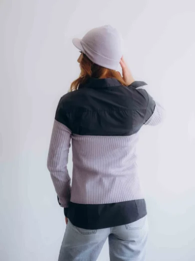 Dámske oblečenie trojset GUNVAR bledofialový orgovánový – zadný pohľad na moderný pletený set TATTJA.