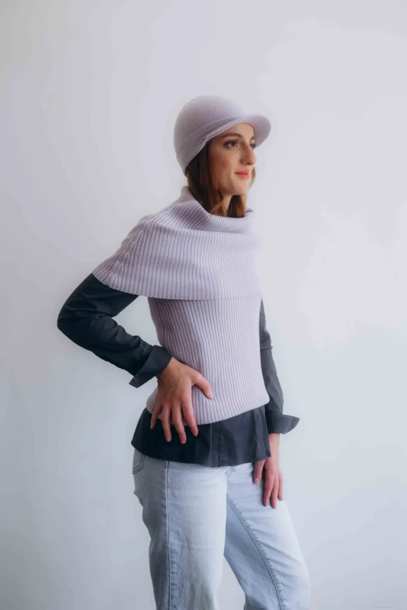 Trojset SOLVEJ bledofialový orgovánový – jemný pletený komplet TATTJA, ktorý zvýrazňuje ženské línie a prináša luxus v jemnej fialovej farbe.