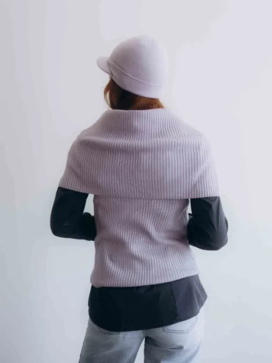 Dámsky trojset SOLVEJ bledofialový orgovánový – zadný pohľad na elegantný pletený komplet TATTJA, ktorý stelesňuje čistotu a ženskú rovnováhu.