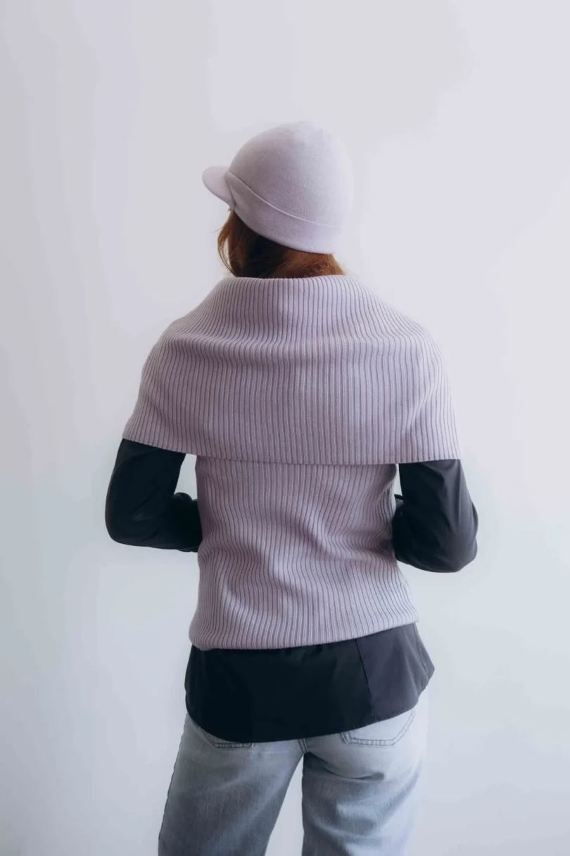 Dámsky trojset SOLVEJ bledofialový orgovánový – zadný pohľad na elegantný pletený komplet TATTJA, ktorý stelesňuje čistotu a ženskú rovnováhu.