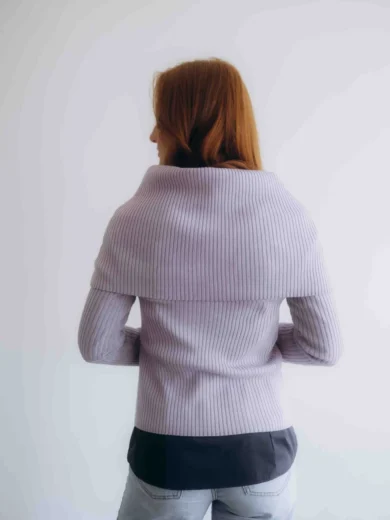 Dámske oblečenie trojset DAKIN bledofialový orgovánový – zadný pohľad na moderný pletený set TATTJA.