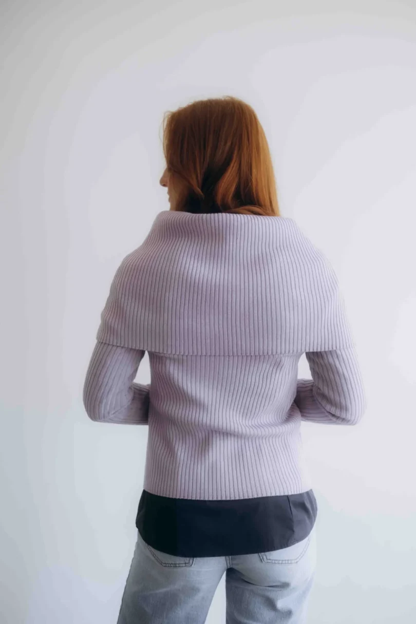 Dámske oblečenie trojset DAKIN bledofialový orgovánový – zadný pohľad na moderný pletený set TATTJA.