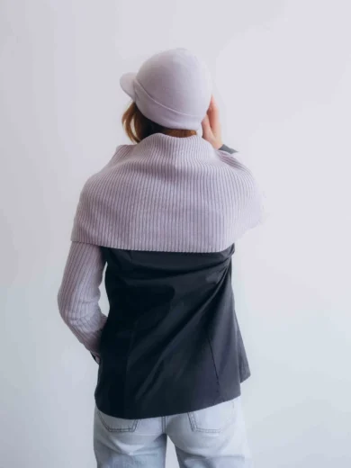 Dámske oblečenie trojset MIMIR bledofialový orgovánový – zadný pohľad na elegantný pletený komplet TATTJA.