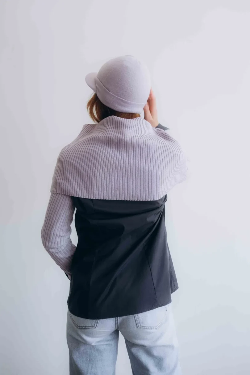 Dámske oblečenie trojset MIMIR bledofialový orgovánový – zadný pohľad na elegantný pletený komplet TATTJA.